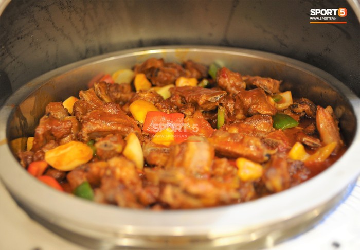 Tuyển Việt Nam được đãi thịt gà và nhiều món truyền thống trong bữa đầu tiên tại Lào - Ảnh 11.