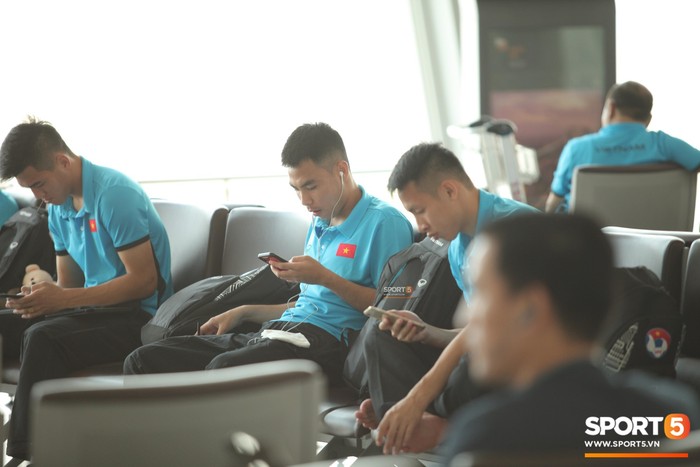 Thực hư chuyện tuyển thủ Việt Nam bị cấm sử dụng điện thoại trước thềm AFF Cup 2018 - Ảnh 1.