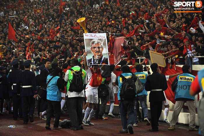 Nhìn lại những khoảnh khắc kỳ diệu trong ngày Việt Nam giành ngôi vương tại AFF Cup 2008 - Ảnh 11.