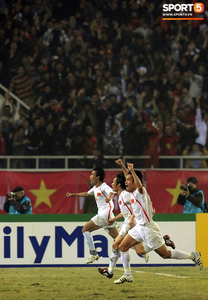 Nhìn lại những khoảnh khắc kỳ diệu trong ngày Việt Nam giành ngôi vương tại AFF Cup 2008 - Ảnh 8.