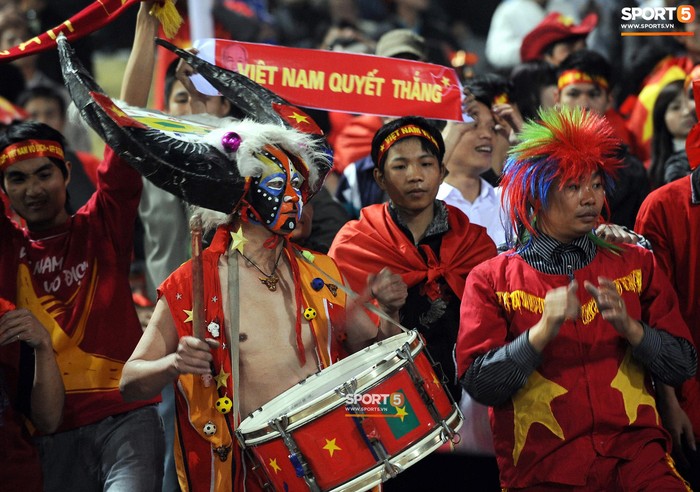 Nhìn lại những khoảnh khắc kỳ diệu trong ngày Việt Nam giành ngôi vương tại AFF Cup 2008 - Ảnh 2.