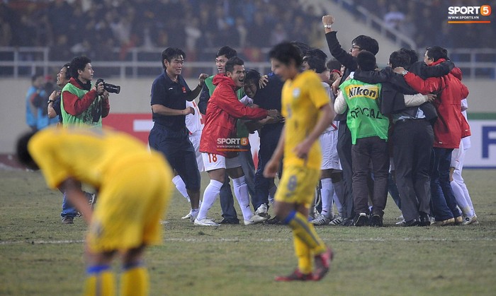 Nhìn lại những khoảnh khắc kỳ diệu trong ngày Việt Nam giành ngôi vương tại AFF Cup 2008 - Ảnh 9.