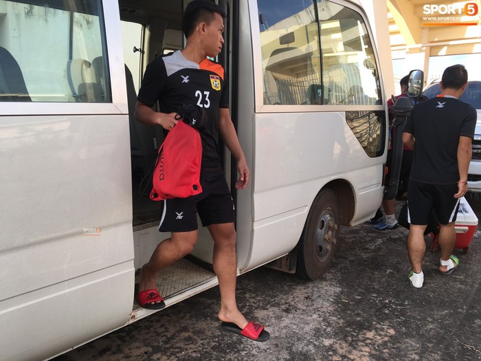 Tuyển thủ Lào khoe những kiểu đầu siêu dị trong buổi tập trước thềm trận gặp Việt Nam tại AFF Cup  - Ảnh 3.