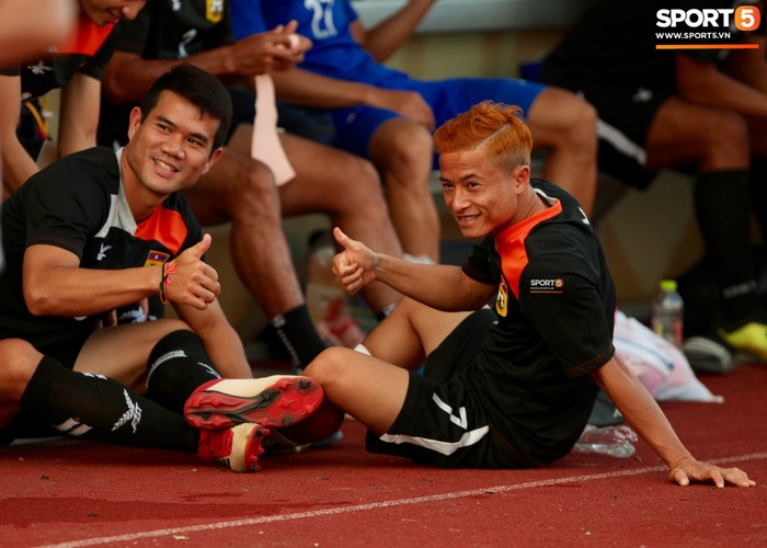 Tuyển thủ Lào khoe những kiểu đầu siêu dị trong buổi tập trước thềm trận gặp Việt Nam tại AFF Cup  - Ảnh 7.