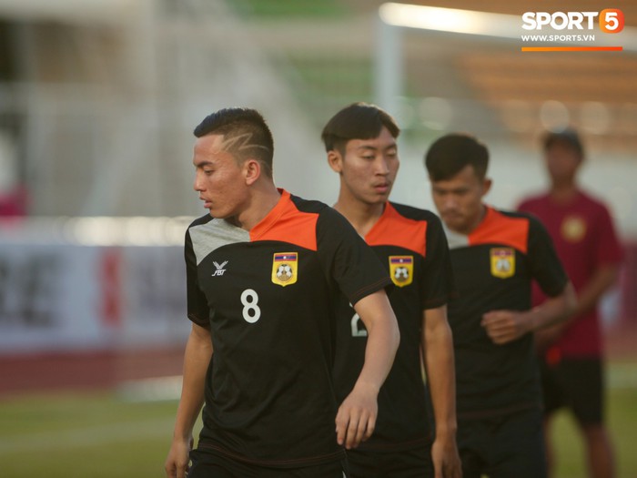 Tuyển thủ Lào khoe những kiểu đầu siêu dị trong buổi tập trước thềm trận gặp Việt Nam tại AFF Cup  - Ảnh 9.