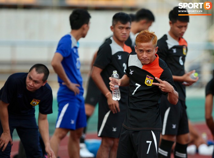 Tuyển thủ Lào khoe những kiểu đầu siêu dị trong buổi tập trước thềm trận gặp Việt Nam tại AFF Cup  - Ảnh 11.