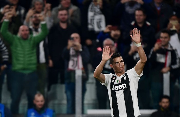 Ghi bàn vào lưới Man United, Ronaldo có pha ăn mừng khiến các chị em phải phát sốt - Ảnh 5.