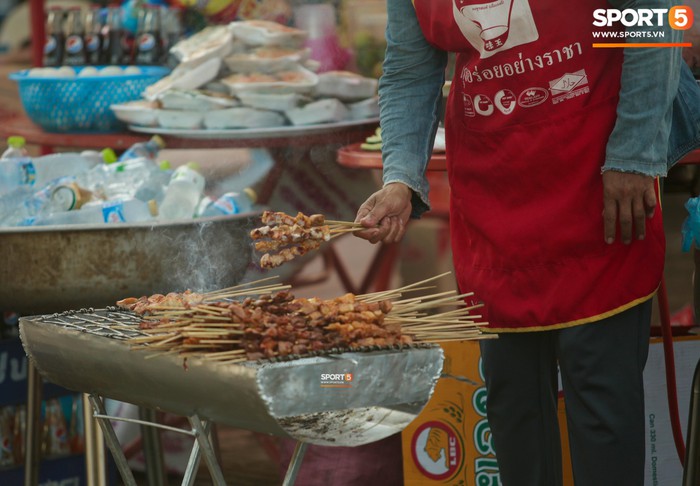 CĐV Việt Nam được chiêu đãi thịt xiên nướng, miến trộn trước thềm AFF Cup 2018 - Ảnh 1.