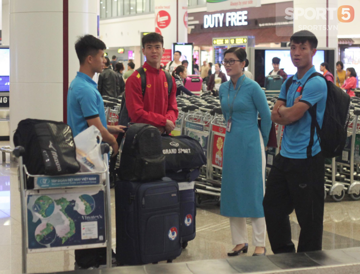 Biết tin tiền đạo Thái Lan ghi 6 bàn, Văn Lâm, Ngọc Hải vừa xuống sân bay mở ngay điện thoại xem giò - Ảnh 11.