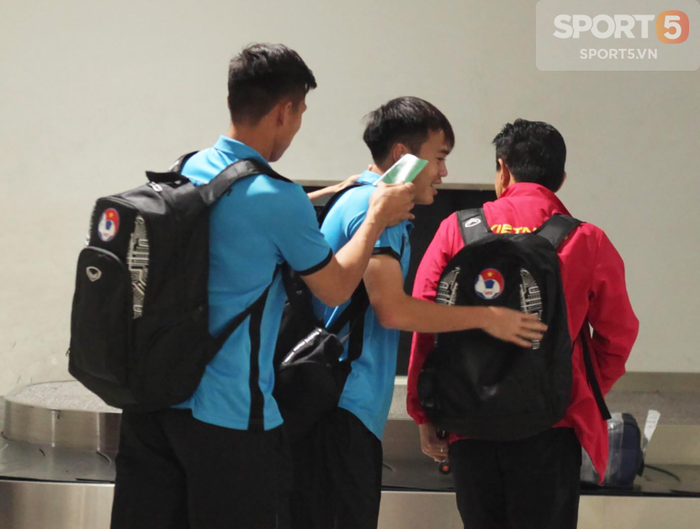 Biết tin tiền đạo Thái Lan ghi 6 bàn, Văn Lâm, Ngọc Hải vừa xuống sân bay mở ngay điện thoại xem giò - Ảnh 10.