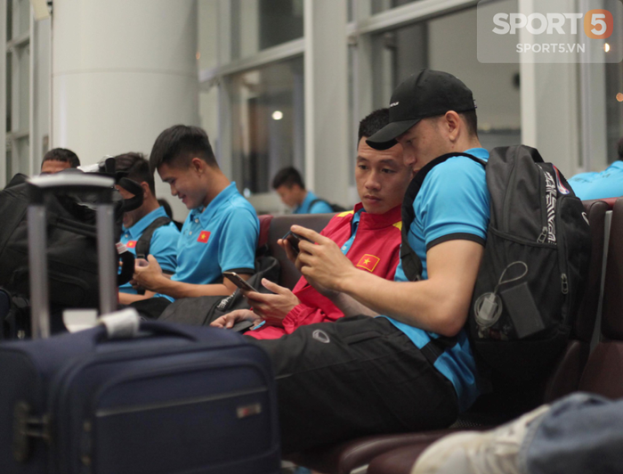 Biết tin tiền đạo Thái Lan ghi 6 bàn, Văn Lâm, Ngọc Hải vừa xuống sân bay mở ngay điện thoại xem giò - Ảnh 4.