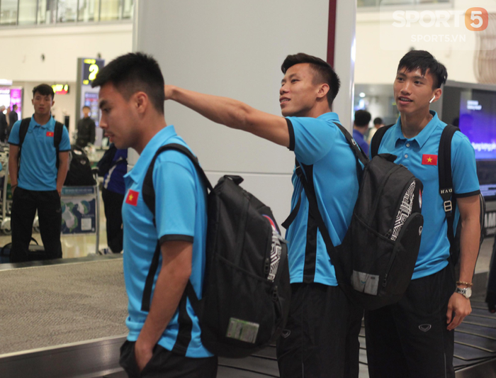 Biết tin tiền đạo Thái Lan ghi 6 bàn, Văn Lâm, Ngọc Hải vừa xuống sân bay mở ngay điện thoại xem giò - Ảnh 8.