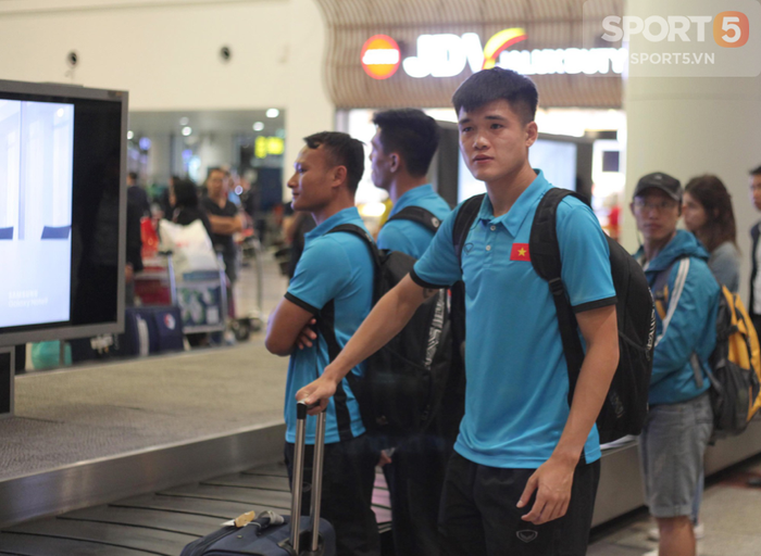 Biết tin tiền đạo Thái Lan ghi 6 bàn, Văn Lâm, Ngọc Hải vừa xuống sân bay mở ngay điện thoại xem giò - Ảnh 7.