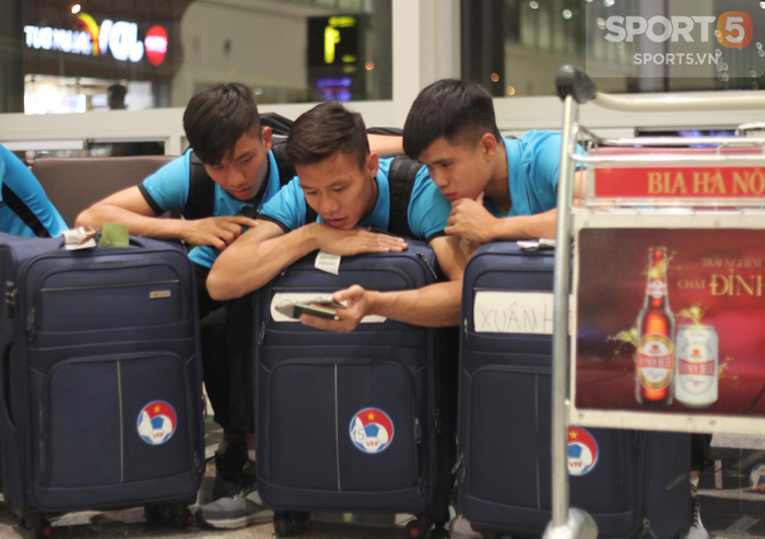 Biết tin tiền đạo Thái Lan ghi 6 bàn, Văn Lâm, Ngọc Hải vừa xuống sân bay mở ngay điện thoại xem giò - Ảnh 1.
