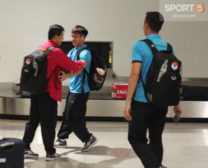 Biết tin tiền đạo Thái Lan ghi 6 bàn, Văn Lâm, Ngọc Hải vừa xuống sân bay mở ngay điện thoại xem giò - Ảnh 9.