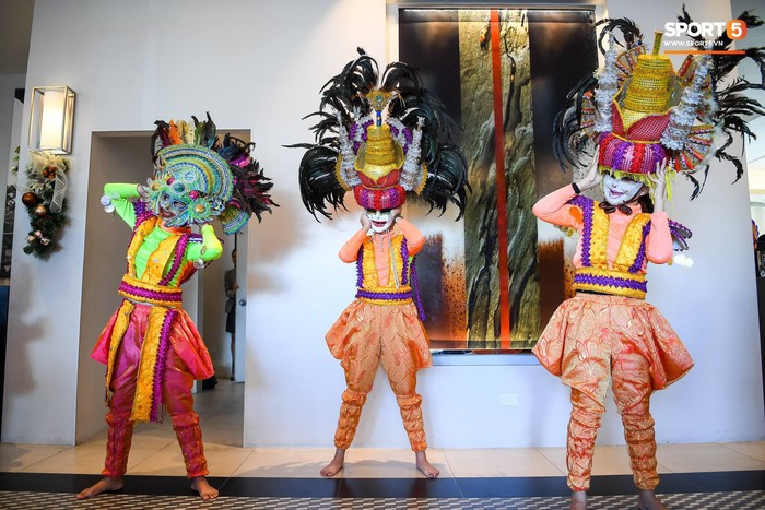 Dàn trai đẹp chuẩn châu Âu của tuyển Philippines đong đưa theo vũ điệu hoang dã nổi tiếng - Ảnh 3.