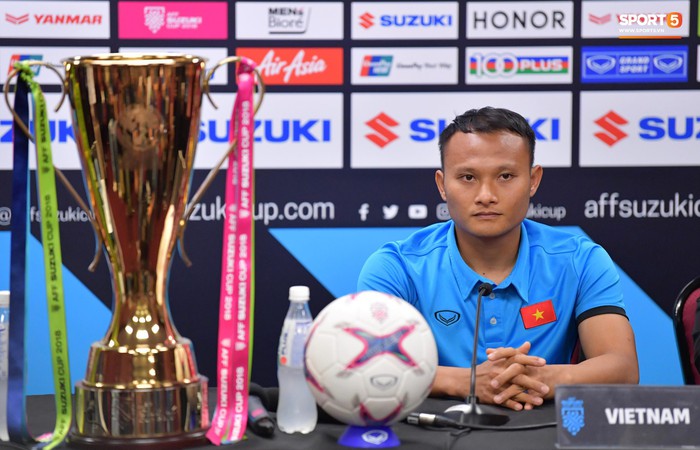 Cận cảnh chiếc cúp vàng mà tuyển Việt Nam khao khát với tới ở AFF Cup 2018 - Ảnh 5.