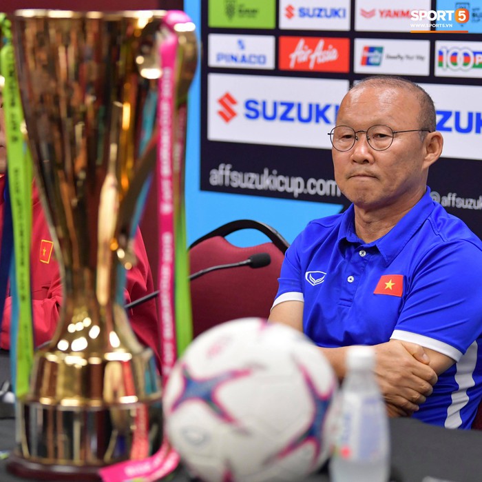 Cận cảnh chiếc cúp vàng mà tuyển Việt Nam khao khát với tới ở AFF Cup 2018 - Ảnh 8.