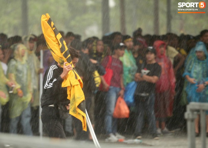 Các cặp đôi nắm tay, đội mưa tới sân Bukit Jalil tiếp lửa cho trận chung kết AFF Cup - Ảnh 2.