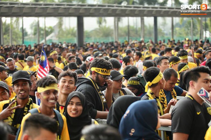 Vượt gió mưa, hàng nghìn cổ động viên có mặt tại sân Bukit Jalil tiếp lửa cho đội tuyển Việt Nam - Ảnh 2.