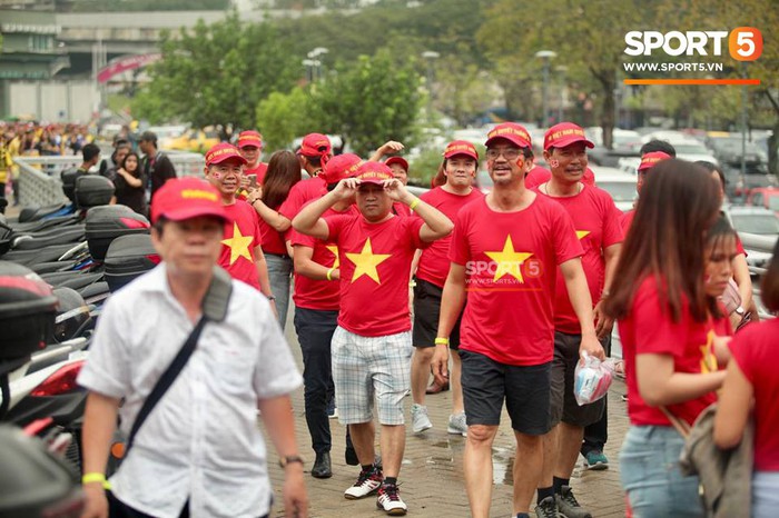 Vượt gió mưa, hàng nghìn cổ động viên có mặt tại sân Bukit Jalil tiếp lửa cho đội tuyển Việt Nam - Ảnh 19.
