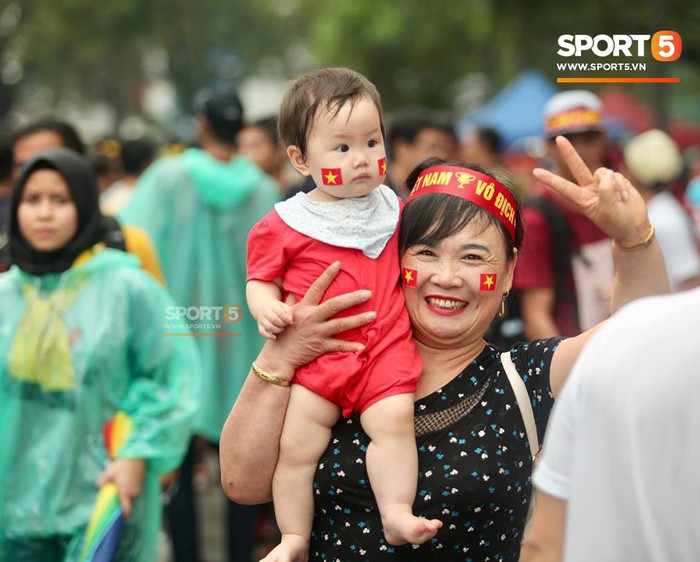 Vượt gió mưa, hàng nghìn cổ động viên có mặt tại sân Bukit Jalil tiếp lửa cho đội tuyển Việt Nam - Ảnh 20.