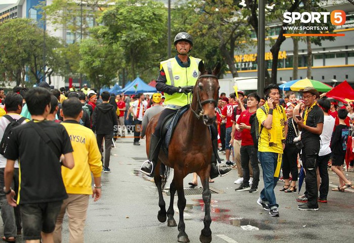 Vượt gió mưa, hàng nghìn cổ động viên có mặt tại sân Bukit Jalil tiếp lửa cho đội tuyển Việt Nam - Ảnh 21.