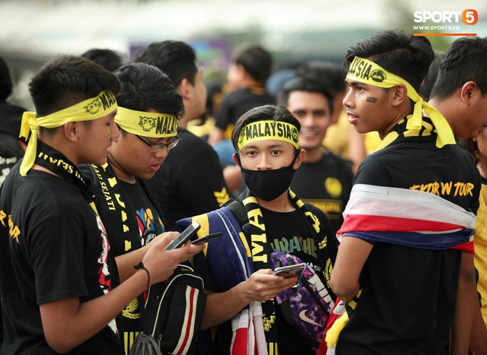 Vượt gió mưa, hàng nghìn cổ động viên có mặt tại sân Bukit Jalil tiếp lửa cho đội tuyển Việt Nam - Ảnh 3.