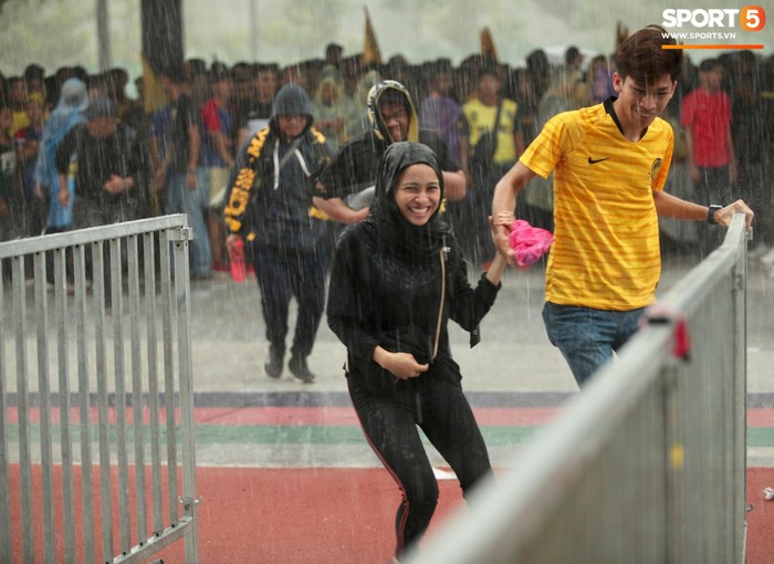 Các cặp đôi nắm tay, đội mưa tới sân Bukit Jalil tiếp lửa cho trận chung kết AFF Cup - Ảnh 5.