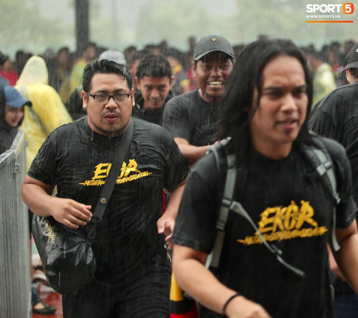 Các cặp đôi nắm tay, đội mưa tới sân Bukit Jalil tiếp lửa cho trận chung kết AFF Cup - Ảnh 6.