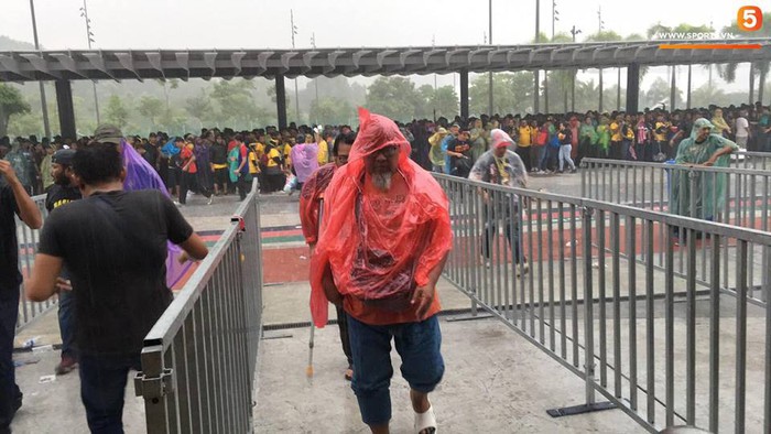Vượt gió mưa, hàng nghìn cổ động viên có mặt tại sân Bukit Jalil tiếp lửa cho đội tuyển Việt Nam - Ảnh 6.