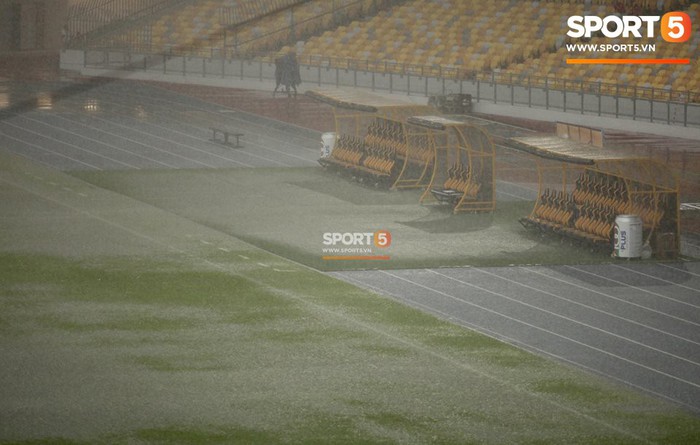 Vượt gió mưa, hàng nghìn cổ động viên có mặt tại sân Bukit Jalil tiếp lửa cho đội tuyển Việt Nam - Ảnh 7.