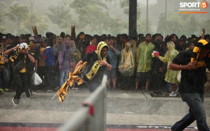 Các cặp đôi nắm tay, đội mưa tới sân Bukit Jalil tiếp lửa cho trận chung kết AFF Cup - Ảnh 9.