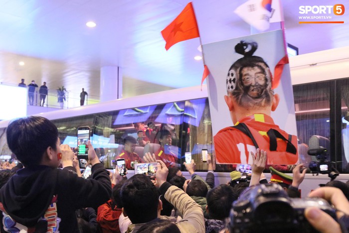 Bất chấp đêm lạnh, hàng trăm người hâm mộ tới sân bay vây kín xe đội tuyển Việt Nam - Ảnh 7.