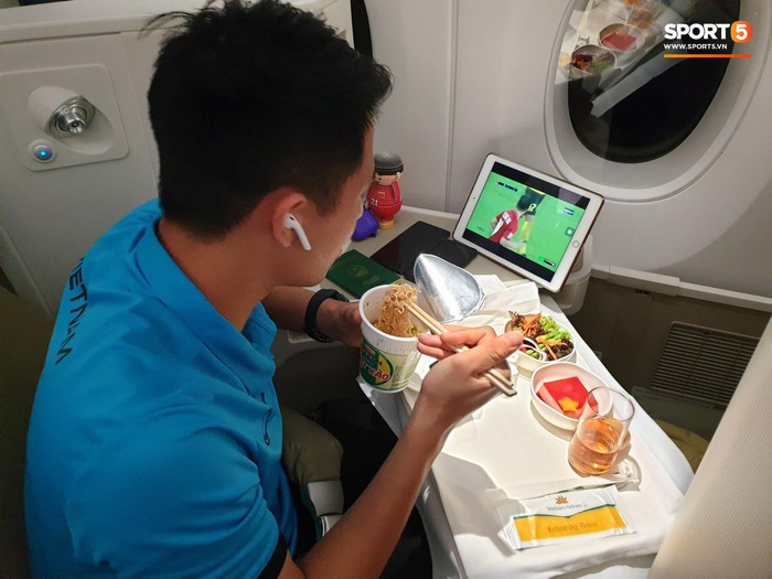 Trọng Ỉn vừa ăn mỳ tôm vừa nghiên cứu lại trận hoà Malaysia trên máy bay - Ảnh 3.