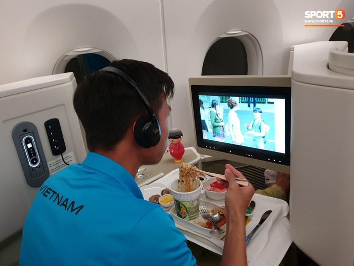 Trọng Ỉn vừa ăn mỳ tôm vừa nghiên cứu lại trận hoà Malaysia trên máy bay - Ảnh 5.