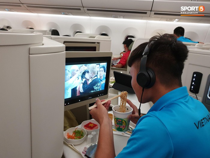 Trọng Ỉn vừa ăn mỳ tôm vừa nghiên cứu lại trận hoà Malaysia trên máy bay - Ảnh 6.