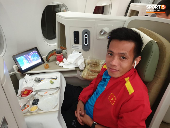 Trọng Ỉn vừa ăn mỳ tôm vừa nghiên cứu lại trận hoà Malaysia trên máy bay - Ảnh 7.