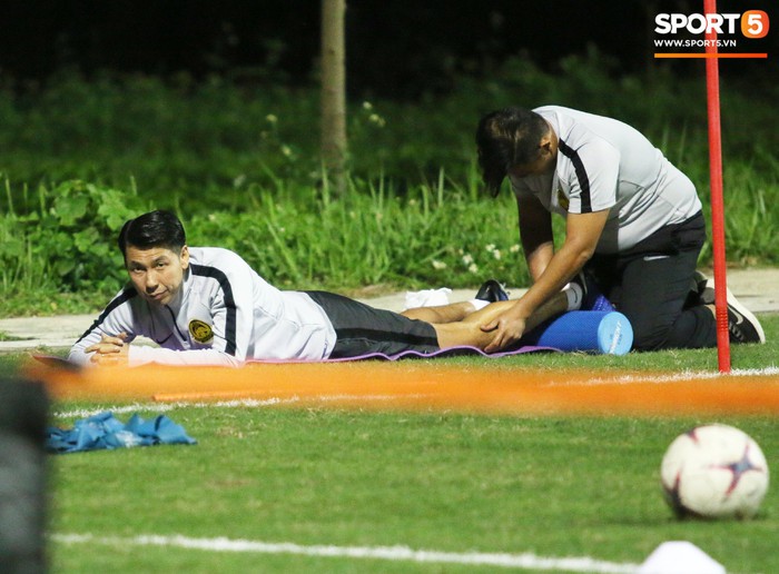 HLV trưởng Malaysia yêu cầu trợ lý massage ngay trên sân tập - Ảnh 3.