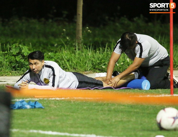 HLV trưởng Malaysia yêu cầu trợ lý massage ngay trên sân tập - Ảnh 4.
