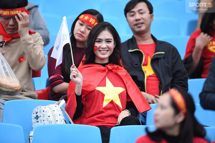 Những bóng hồng xinh đẹp tiếp lửa cho ĐT Việt Nam trong trận chung kết lượt về AFF Cup 2018 - Ảnh 1.