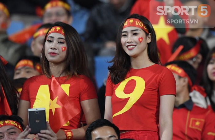 Những bóng hồng xinh đẹp tiếp lửa cho ĐT Việt Nam trong trận chung kết lượt về AFF Cup 2018 - Ảnh 3.