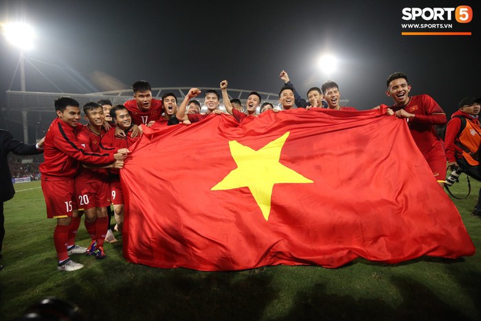 Tuyển Việt Nam vô địch AFF Cup sau chiến thắng chung cuộc 3-2 trước Malaysia - Ảnh 1.