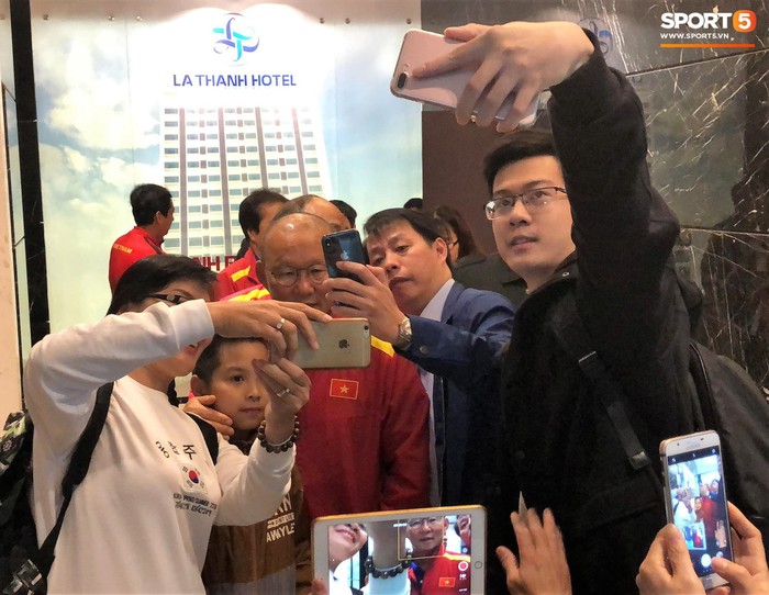 Gặp đội tuyển Việt Nam đi ăn sáng, người hâm mộ vây kín chụp hình cùng các thần tượng - Ảnh 5.