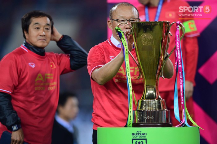 Khoảnh khắc vàng không thể quên - ĐT Việt Nam nâng cao cúp AFF Cup 2018 - Ảnh 1.