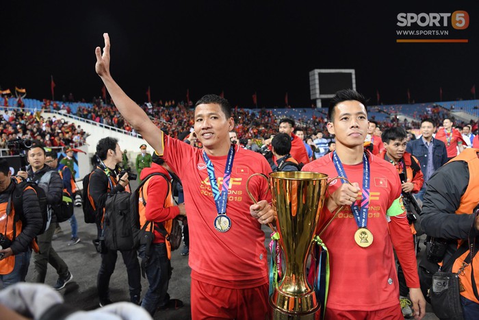 Khoảnh khắc vàng không thể quên - ĐT Việt Nam nâng cao cúp AFF Cup 2018 - Ảnh 11.