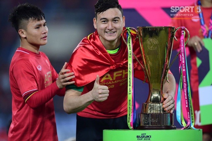Khoảnh khắc vàng không thể quên - ĐT Việt Nam nâng cao cúp AFF Cup 2018 - Ảnh 4.