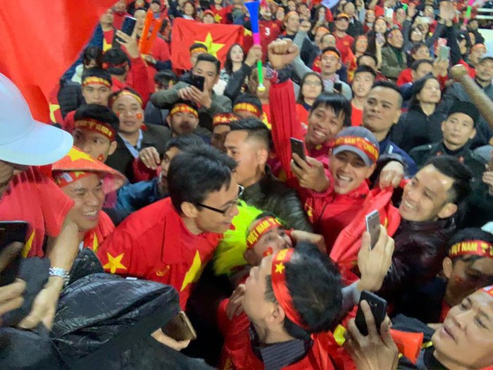Phó Thủ tướng Vũ Đức Đam chung vui, thoải mái chụp hình cùng người hâm mộ mừng Việt Nam vô địch AFF Cup - Ảnh 1.