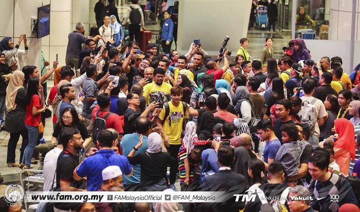 Thất bại trước Việt Nam, đội tuyển Malaysia vẫn được chào đón như những người hùng khi về nước - Ảnh 3.