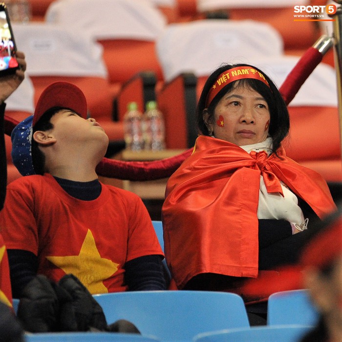 Bố mẹ cầu thủ Việt Nam suy tư, bồn chồn ngồi chờ đến giờ con trai đại chiến với Malaysia - Ảnh 2.